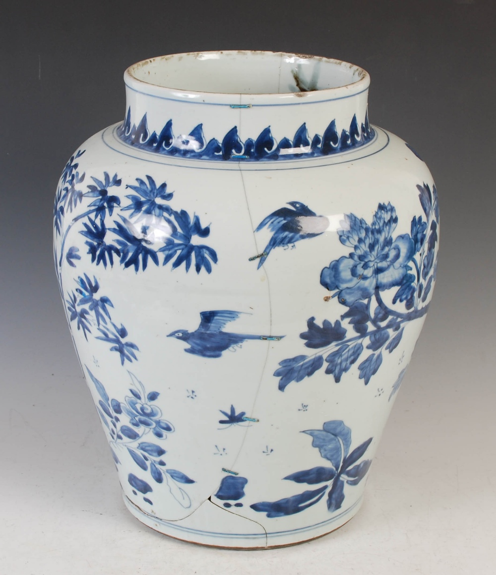 A Chinese porcelain blue and white jar and cover, probably late Ming Dynasty, decorated with - Image 3 of 10