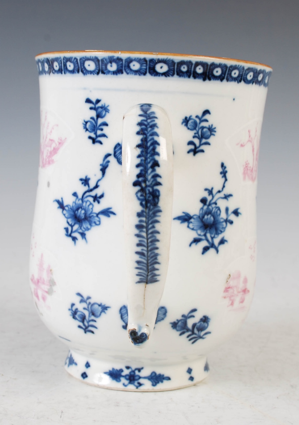 A Chinese porcelain blue and white tankard, Qing Dynasty, decorated in famille rose enamels with - Image 4 of 8