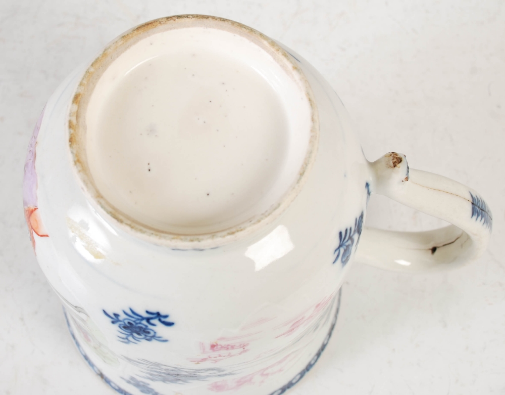 A Chinese porcelain blue and white tankard, Qing Dynasty, decorated in famille rose enamels with - Image 8 of 8