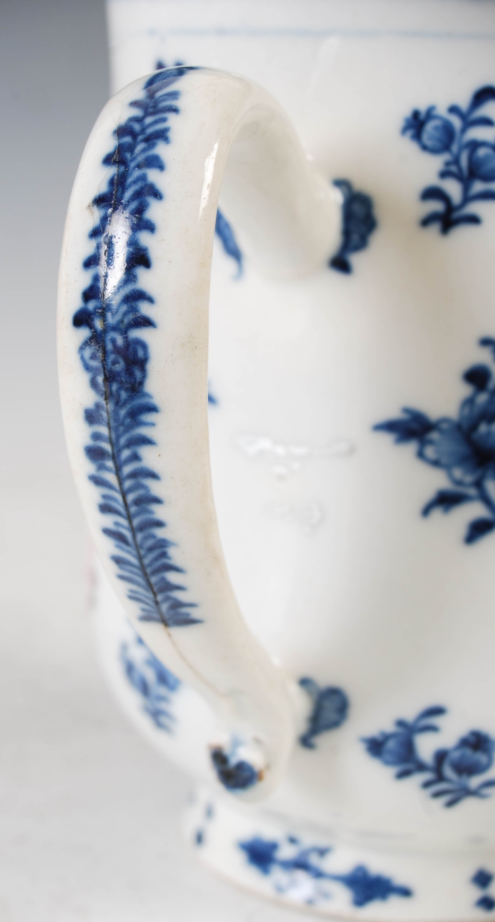 A Chinese porcelain blue and white tankard, Qing Dynasty, decorated in famille rose enamels with - Image 6 of 8