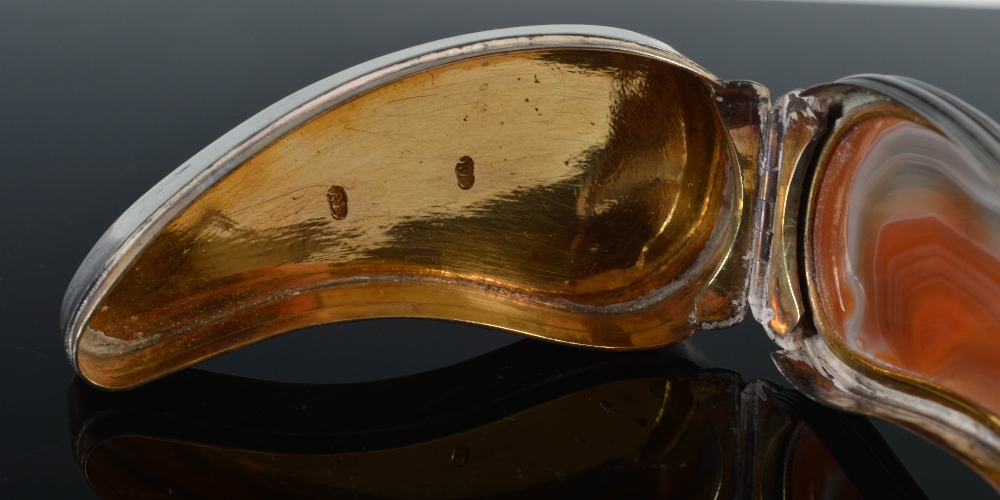 An unusual early 19th century Scottish silver and agate snuff box in the form of a mussel shell, the - Image 3 of 3