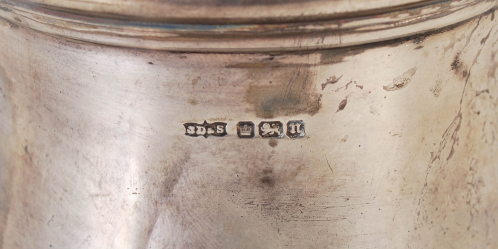 An Edwardian silver inkwell, Sheffield, 1905, makers mark JD&S, of tapered cylindrical form with - Image 6 of 7