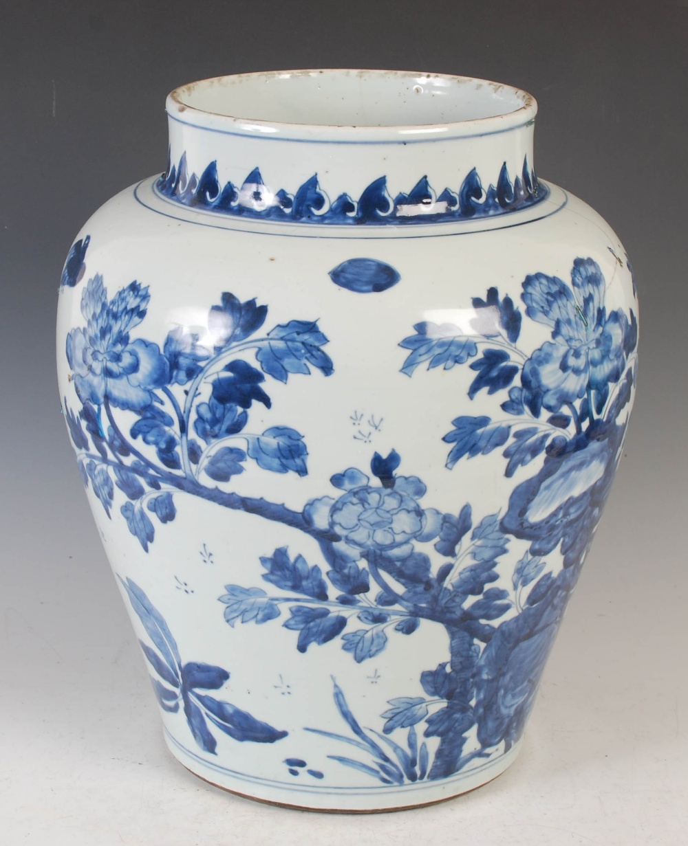 A Chinese porcelain blue and white jar and cover, probably late Ming Dynasty, decorated with - Image 5 of 10