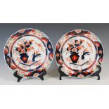 A pair of Japanese Imari dishes, late 19th/ early 20th century, decorated with urns issuing