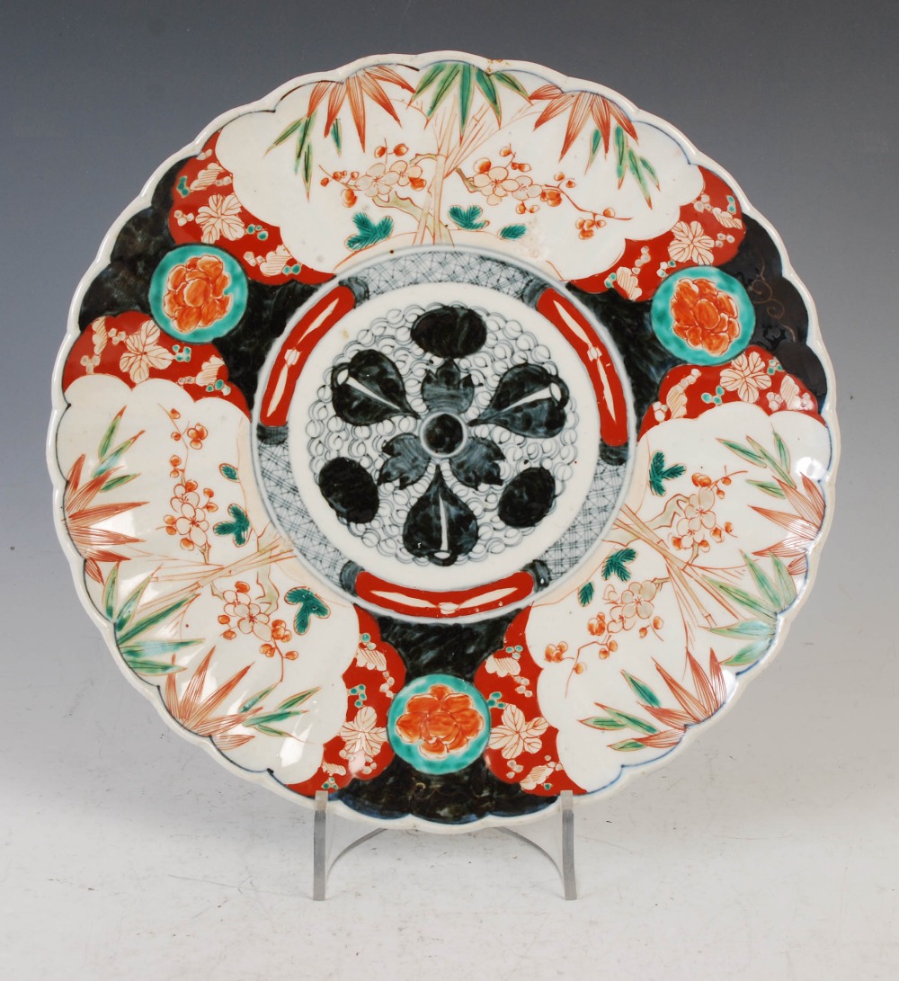 A Japanese Imari dish, late 19th/ early 20th century, decorated with a central roundel enclosing a