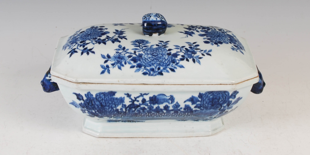 A Chinese blue and white porcelain octagonal shaped tureen and cover, Qing Dynasty, decorated with