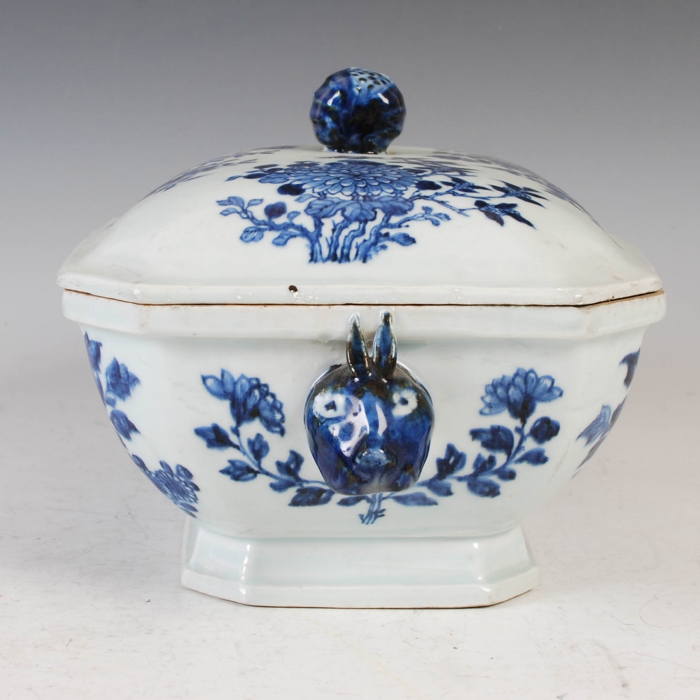 A Chinese blue and white porcelain octagonal shaped tureen and cover, Qing Dynasty, decorated with - Image 5 of 10