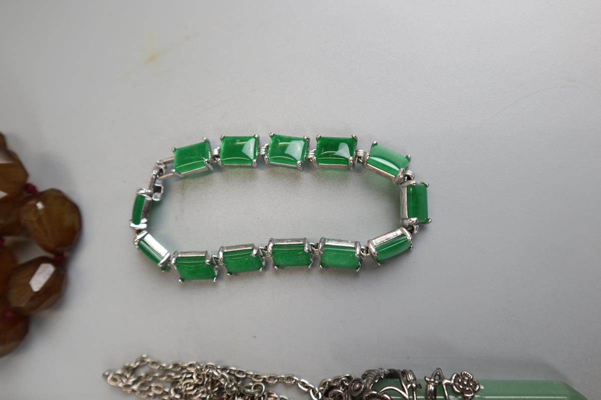 Collection of jade jewellery etc - Image 2 of 9