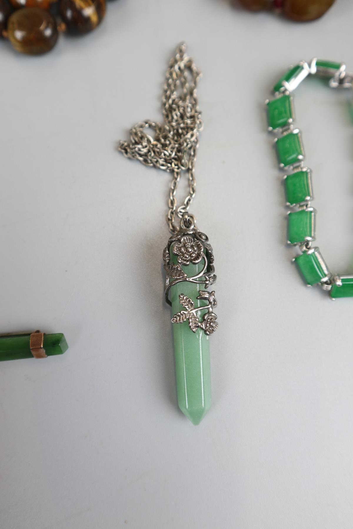 Collection of jade jewellery etc - Image 3 of 9