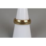 Gold ring - approx weight 5.9g - Size N