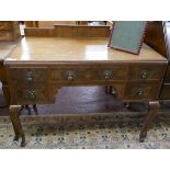 Walnut dressing table with cabriole legs - Approx size: W: 112cm D: 56cm H: 89cm