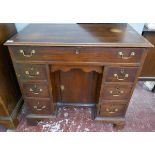 Antique mahogany kneehole desk - Approx W: 90cm D: 50cm H: 82cm