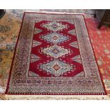 Red patterned rug - Approx L: 235cm W: 160cm
