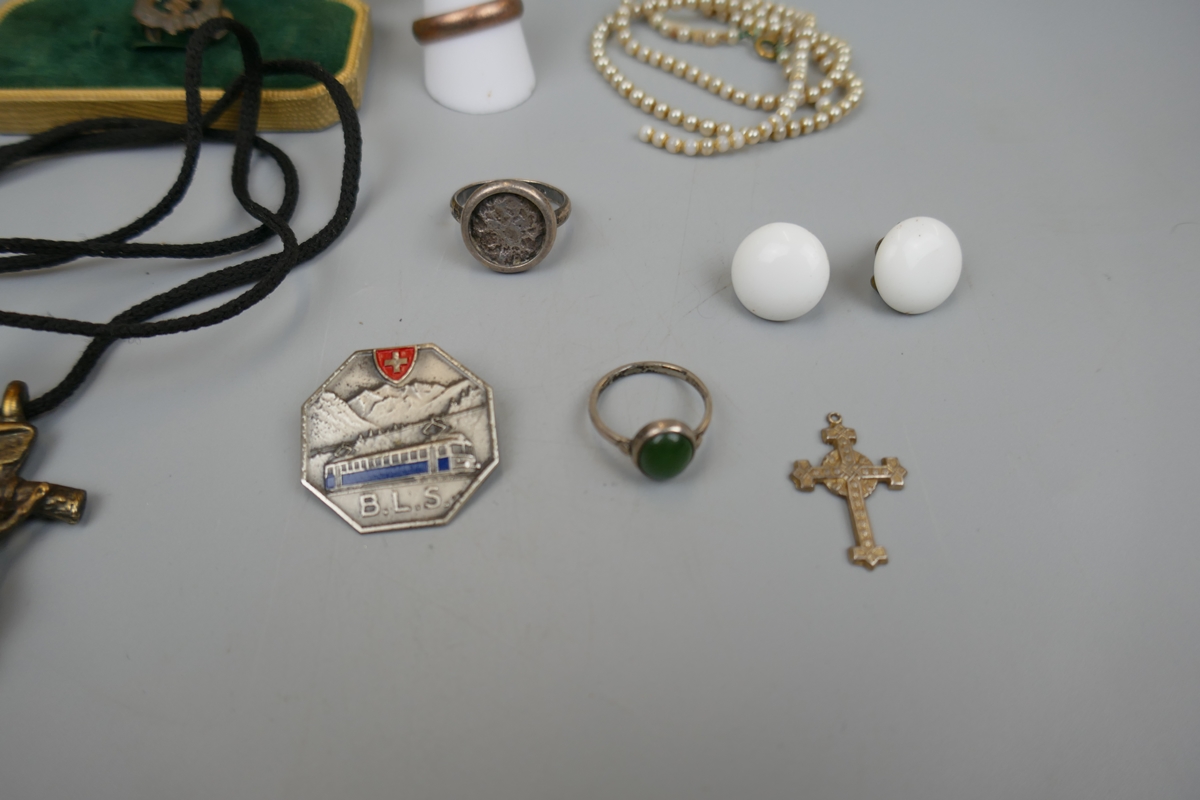 Collection to include gold ring and silver boy scout badge - Bild 5 aus 7