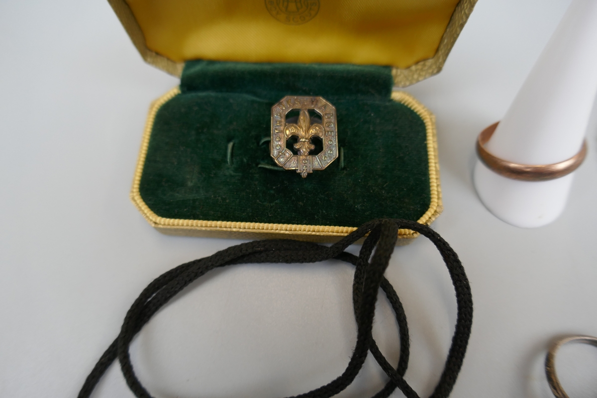 Collection to include gold ring and silver boy scout badge - Bild 2 aus 7