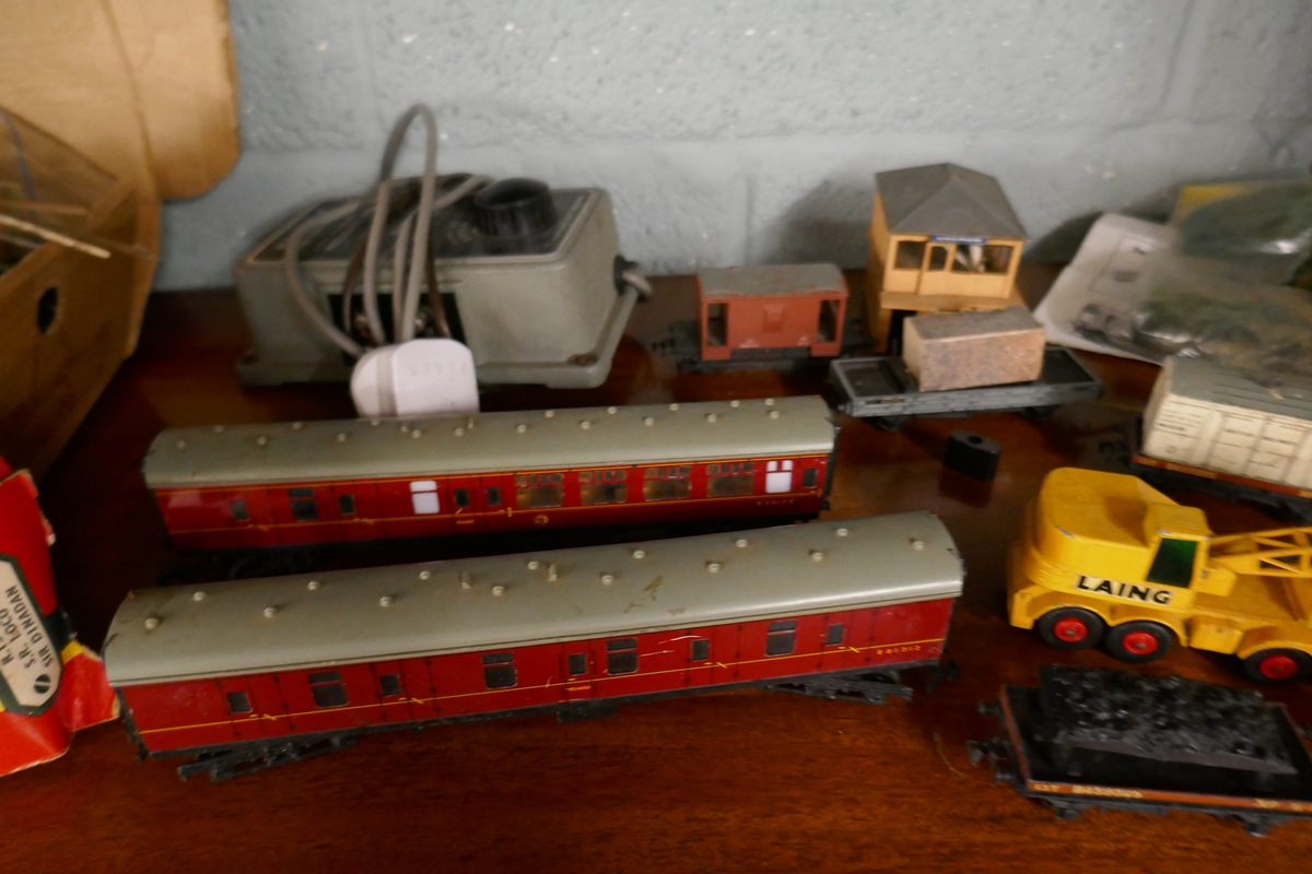 Collection of OO gauge railway to include rolling stock - Image 4 of 5