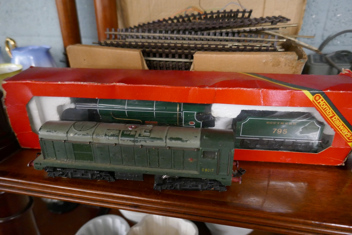 Collection of OO gauge railway to include rolling stock - Image 3 of 5