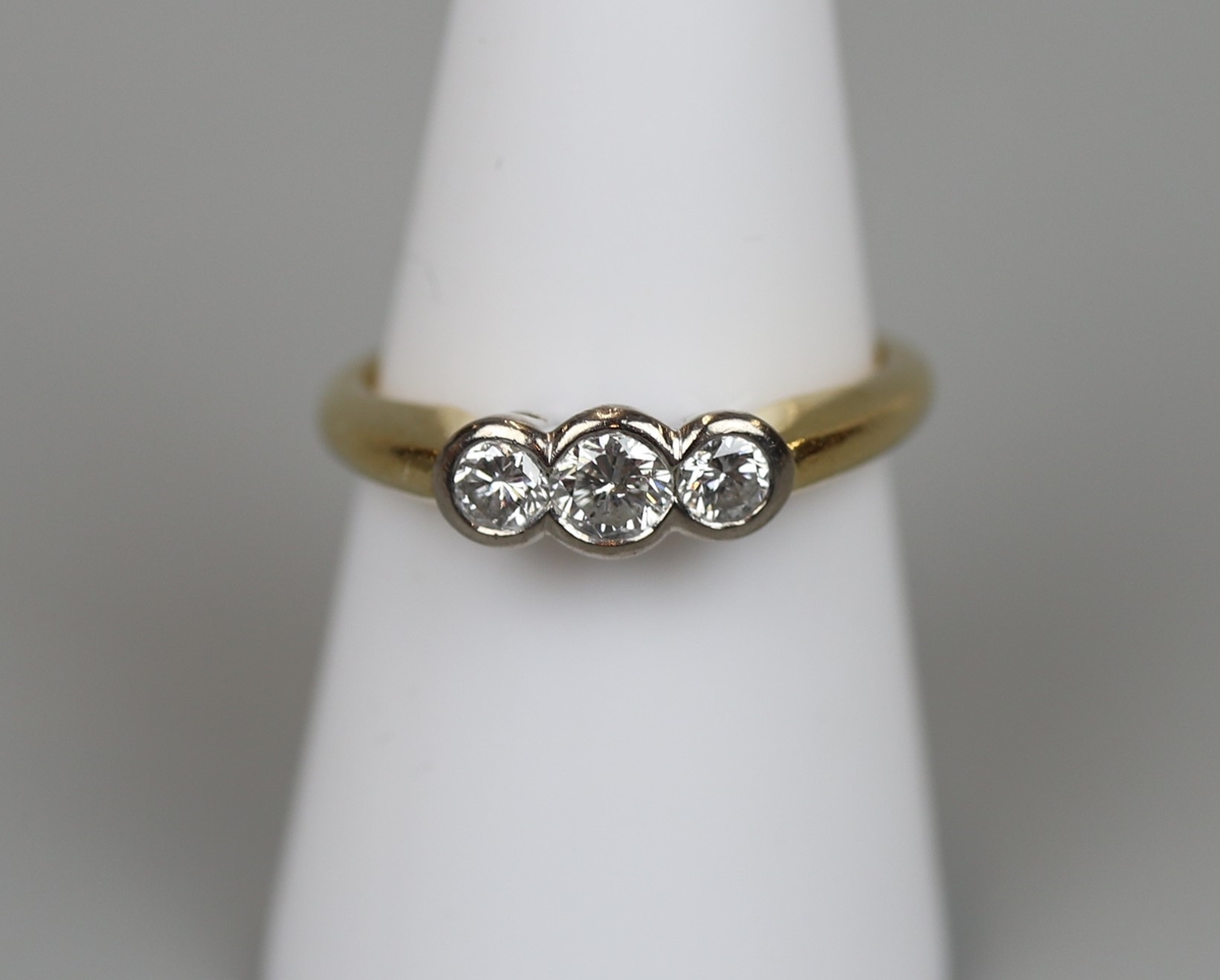 18ct gold 3 stone diamond ring - Size N