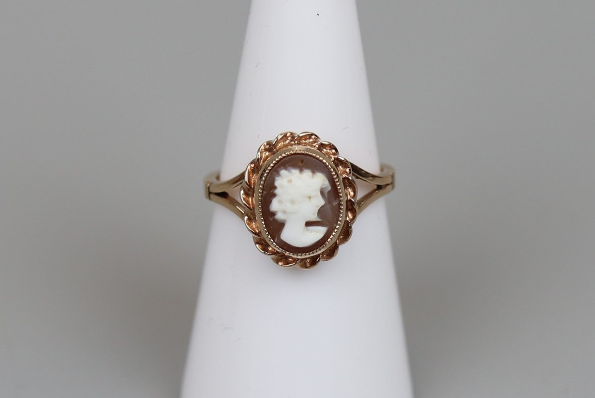 Gold cameo ring - Size L½