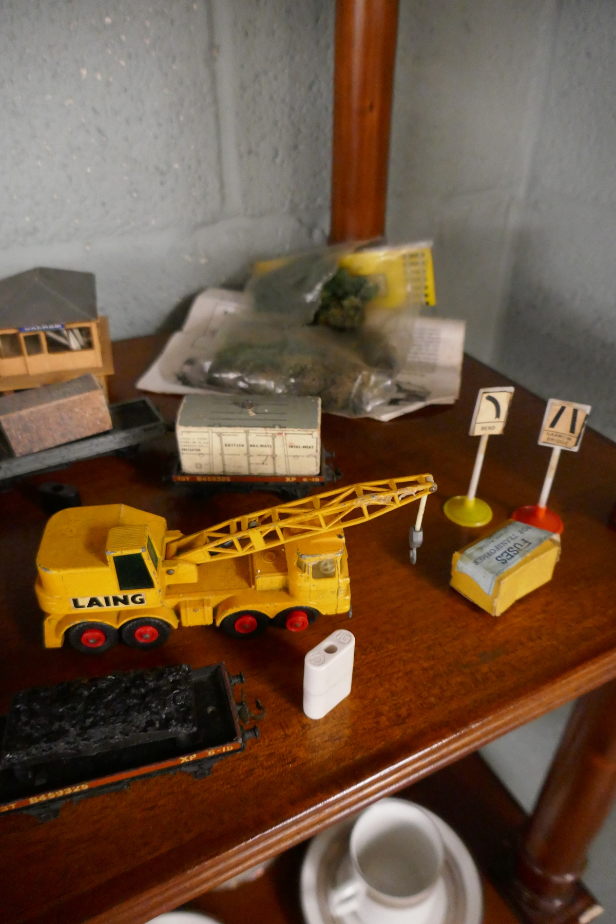Collection of OO gauge railway to include rolling stock - Image 5 of 5
