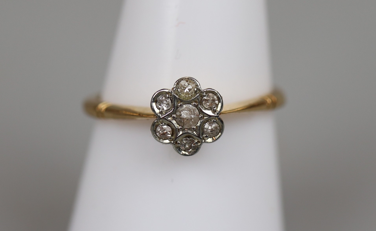 18ct gold diamond daisy ring - Size N