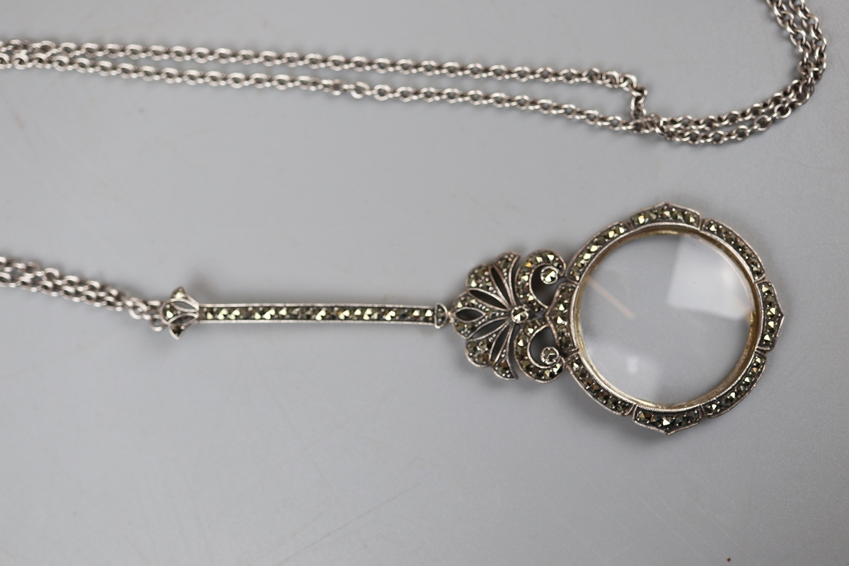 Silver magnifying glass on silver chain - Image 3 of 4
