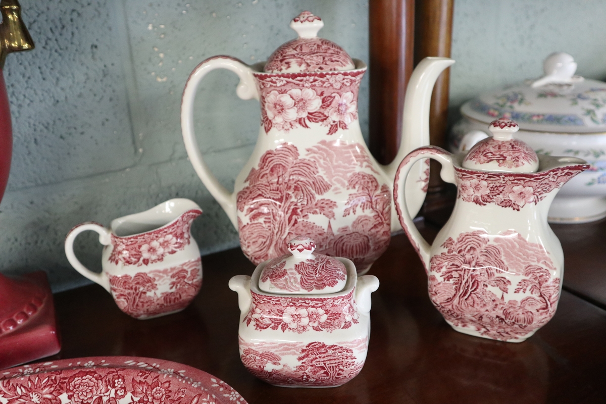 Collection of red and white china - Bild 3 aus 5