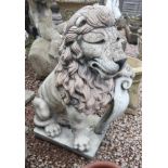 Stone lion statue - Approx height: 90cm