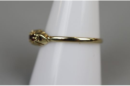 Gold garnet set ring - Size S - Image 2 of 2