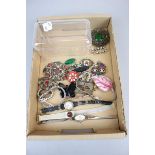 Collection of jewellery to include brooches etc