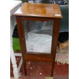 Mahogany display cabinet with key - W: 35cm D: 35cm H: 77cm