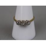 18ct gold 3 stone diamond ring - Approx. size: R