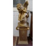 Gilt cherub on pedestal base - Approx. height: 133cm