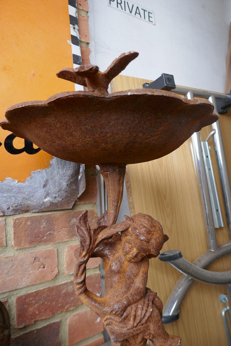 Cast iron cherub birdbath - Approx height: 56cm - Image 5 of 5