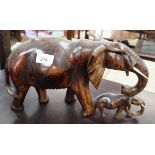 Carved wooden figure of elephants - Approx height: 20cm