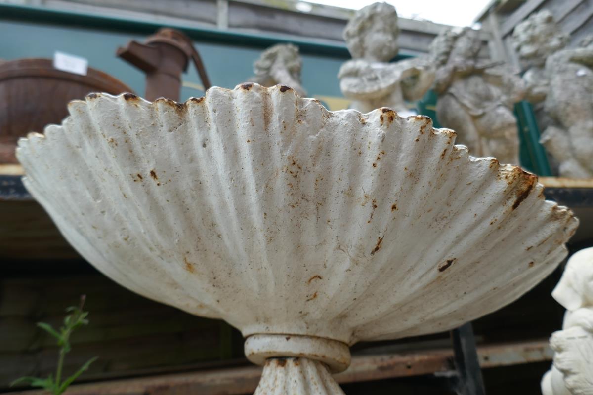 Cast iron pedestal birdbath - Image 5 of 5