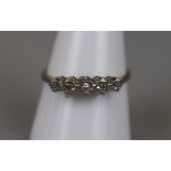 18ct gold 5 stone diamond set ring - Approx size: S