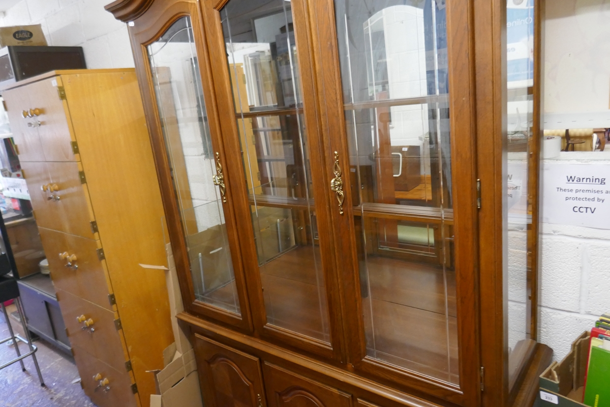 Large glazed display cabinet on base - Approx size: W: 132cm D: 44cm H: 214cm - Bild 4 aus 7