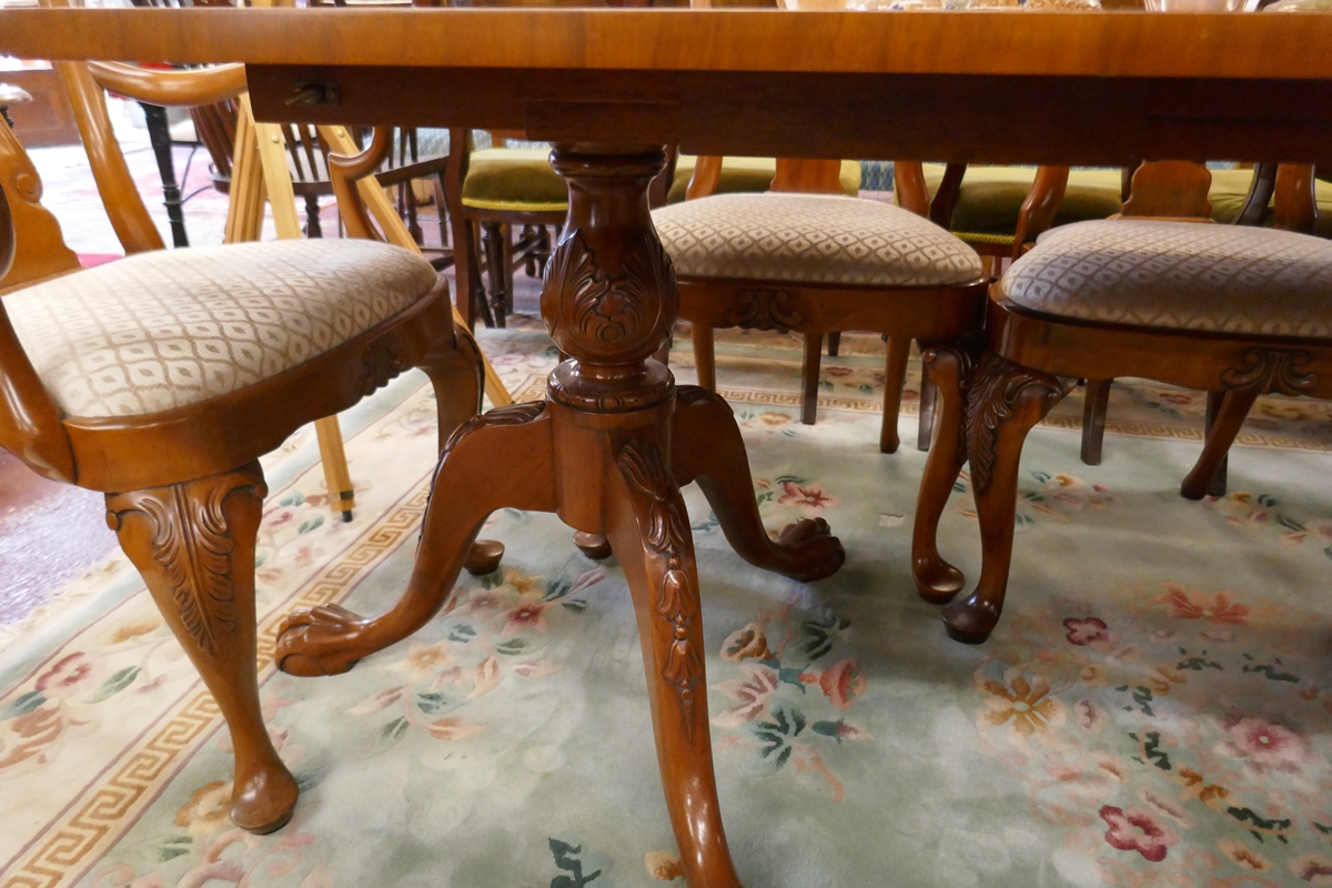 Fine quality Queen Anne style Walnut dining table accompanied by 8 walnut Queen Anne style chairs - Bild 9 aus 12