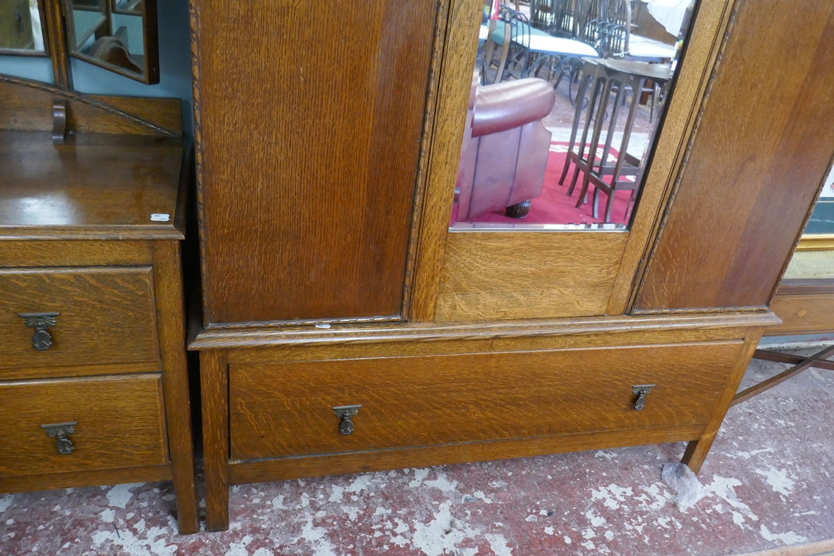 Oak bedroom suite consisting of wardrobe, chest of drawers, dressing table - Bild 9 aus 10