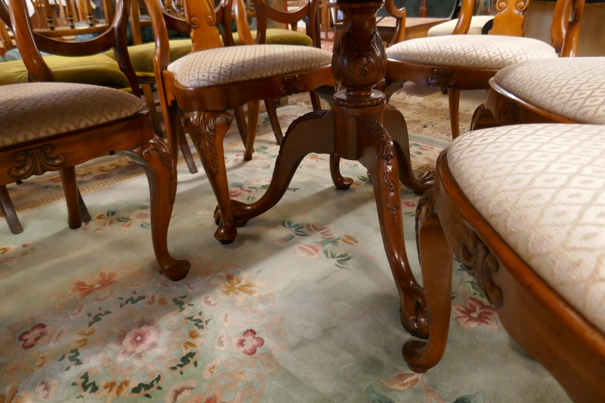 Fine quality Queen Anne style Walnut dining table accompanied by 8 walnut Queen Anne style chairs - Bild 12 aus 12
