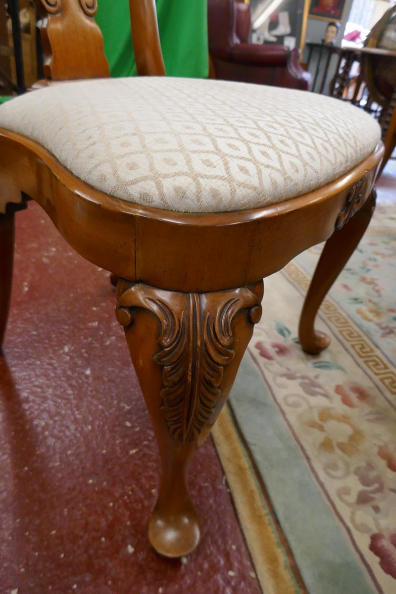 Fine quality Queen Anne style Walnut dining table accompanied by 8 walnut Queen Anne style chairs - Bild 4 aus 12