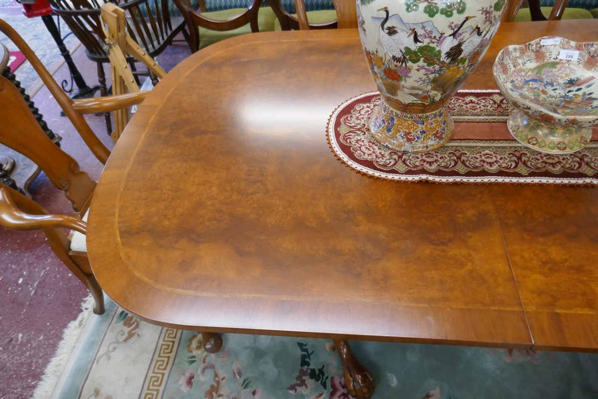 Fine quality Queen Anne style Walnut dining table accompanied by 8 walnut Queen Anne style chairs - Bild 8 aus 12