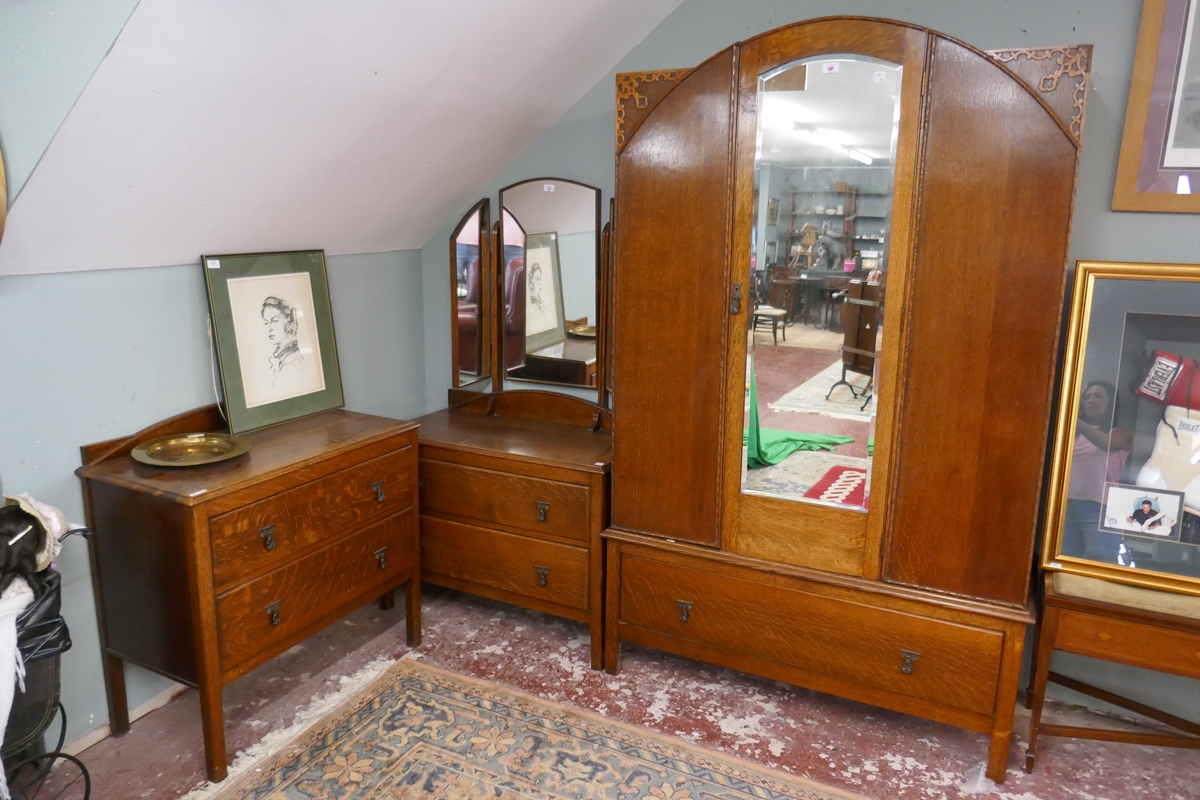 Oak bedroom suite consisting of wardrobe, chest of drawers, dressing table