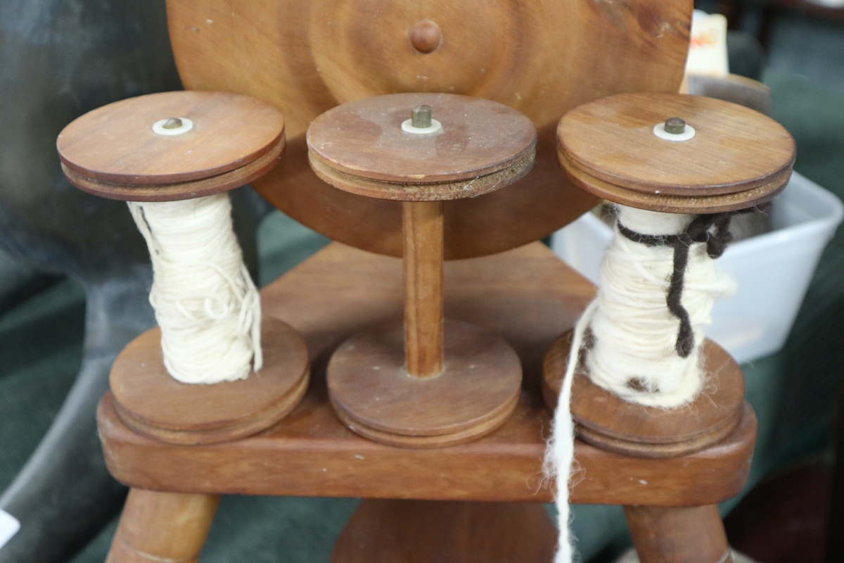 Spinning wheel with accessories - Bild 6 aus 8