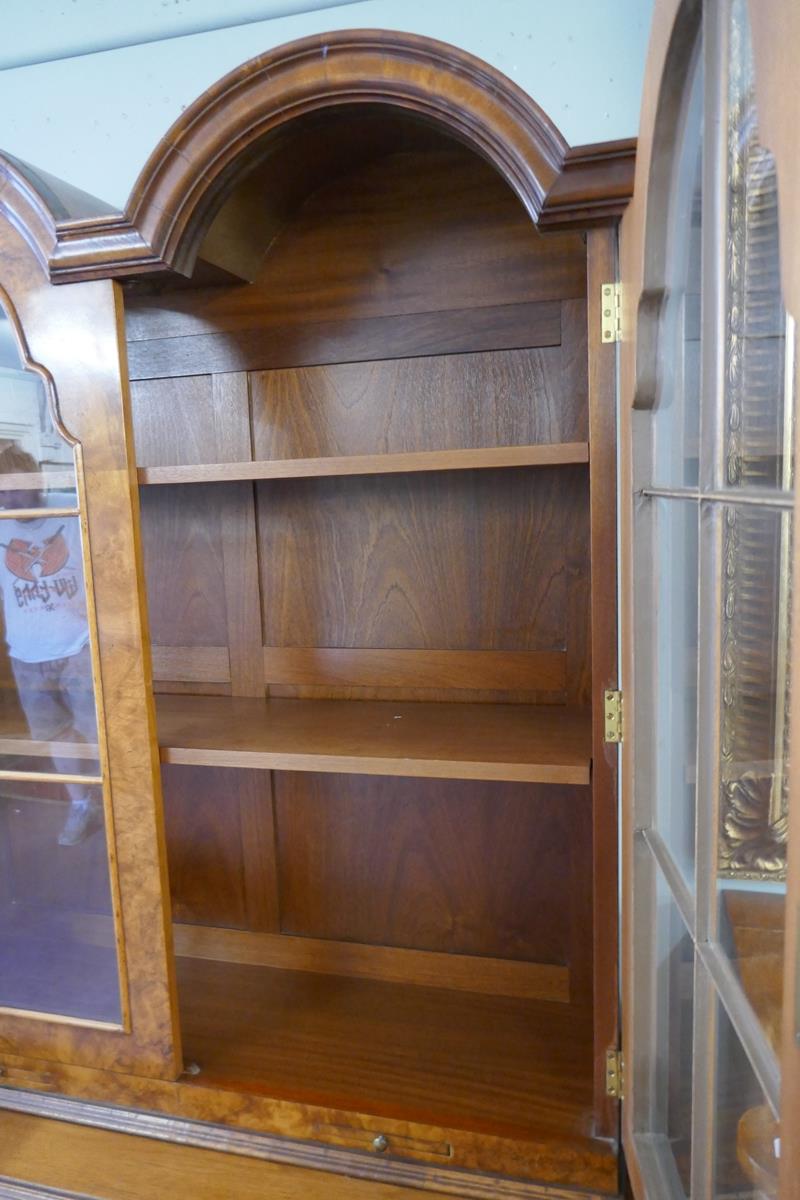 Queen Anne style walnut 2 domed bookcase with a glazed top - Approx size: W: 110cm D: 40cm H: 200cm - Bild 4 aus 6