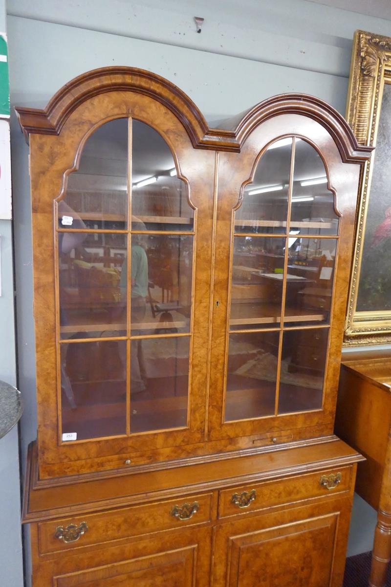 Queen Anne style walnut 2 domed bookcase with a glazed top - Approx size: W: 110cm D: 40cm H: 200cm - Bild 2 aus 6