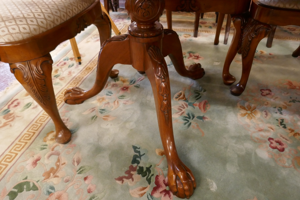 Fine quality Queen Anne style Walnut dining table accompanied by 8 walnut Queen Anne style chairs - Bild 10 aus 12