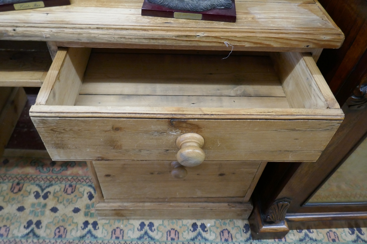 Large pine desk - Approx size: W: 152cm D: 57cm H: 97cm - Bild 5 aus 7
