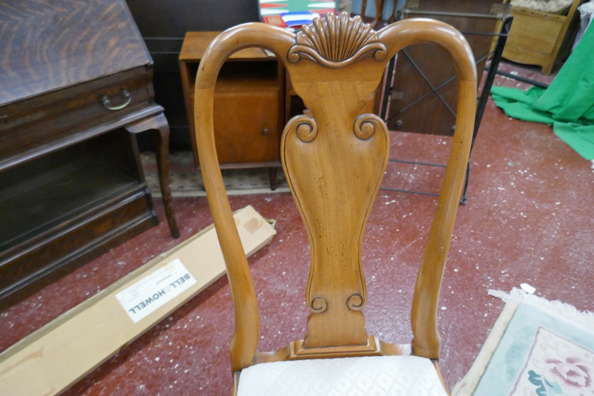 Fine quality Queen Anne style Walnut dining table accompanied by 8 walnut Queen Anne style chairs - Bild 2 aus 12